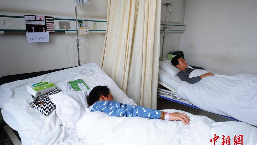 Các nạn nhân nhập viện vì gặp sự cố diễn tập phòng cháy. Ảnh: Chinanews