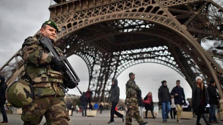 Binh sỹ Pháp canh gác tháp Eiffel sau vụ khủng bố tòa soạn báo Charlie Hebdo.