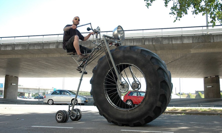 Lốp xe đạp bằng bánh xe ô tô khổng lồ