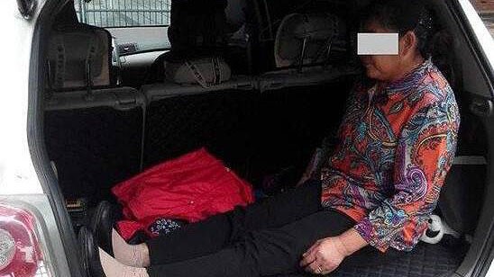 Bà mẹ già bị con trai bắt ngồi trong cốp xe