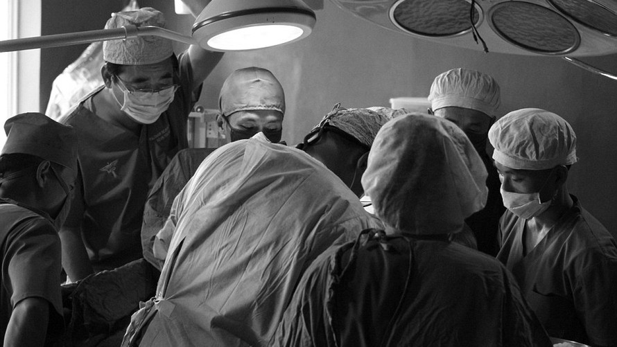 Các bác sỹ bên trong phòng mổ Triều Tiên