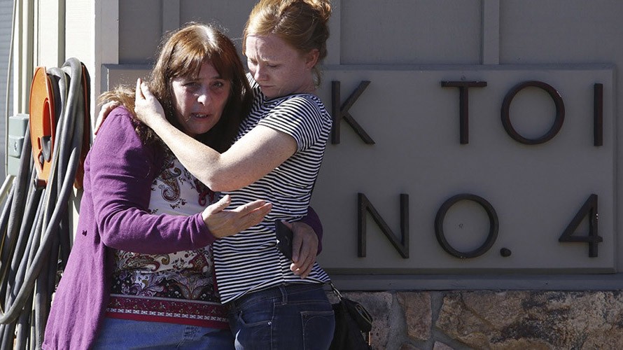 Sinh viên ôm lấy nhau sau vụ thảm sát kinh hoàng trong trường Đại học Cộng đồng Umpqua