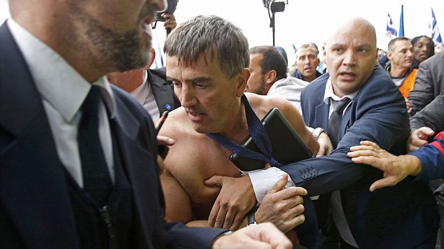 Ông Xavier Broseta, Phó Giám đốc Nhân sự của Air France bị nhân viên xé nát áo