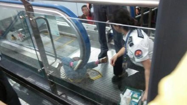 Em bé bị kẹt vào thang cuốn ở Trùng Khánh, Trung Quốc hôm 8/10.