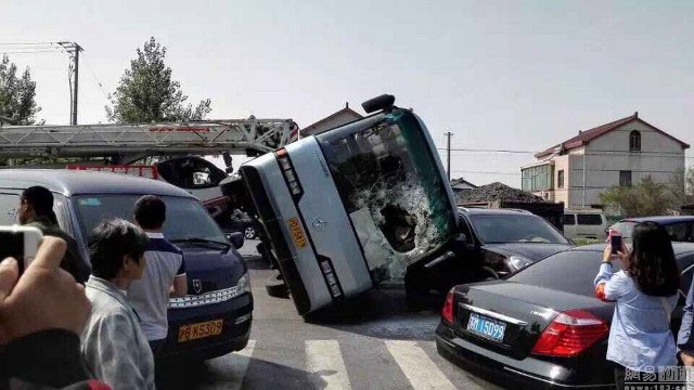 Theo Shanghaiist hôm 14/10, một xe bus chở 44 học sinh tiểu học đi tham quan đã gặp tai nạn giao thông ở Pudong, Thượng Hải, Trung Quốc.