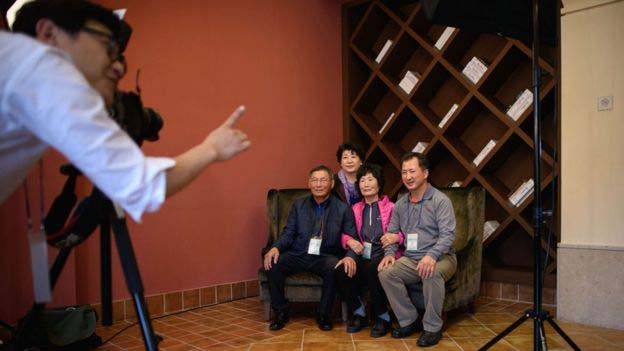 Gia đình Hàn Quốc chụp ảnh trước cuộc hội ngộ. Ảnh: BBC
