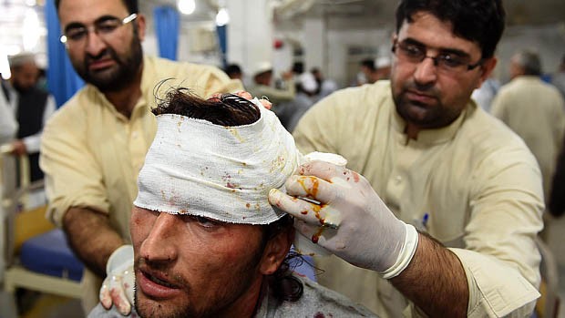Một người đàn ông bị thương trong trận động đất được sơ cứu trong bệnh viện ở Peshawar, Pakistan 