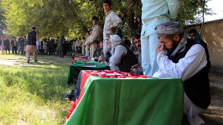 Một người đàn ông khóc thương bên cạnh chiếc quan tài của người thân thiệt mạng trong trận động đất ở Takhar, Afghanistan hôm 26/10.