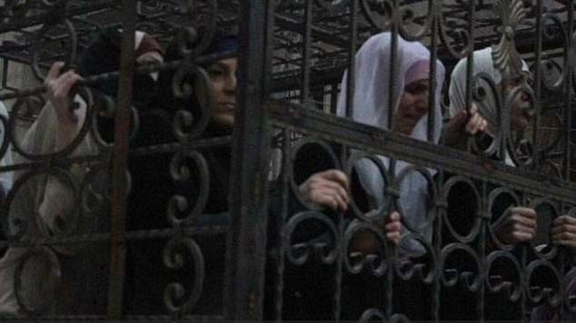 Phụ nữ bị phiến quân nhốt trong cũi sắt diễu phố ở Douma, Syria