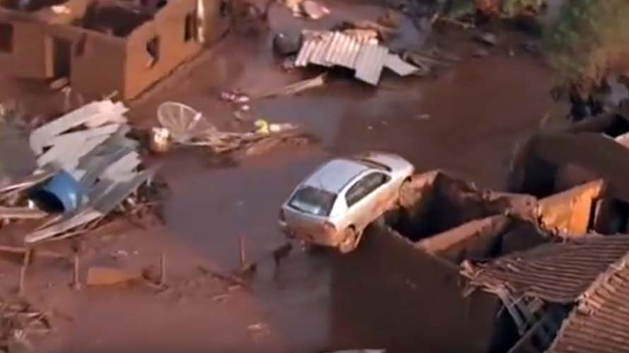 Ô tô bị mắc trên nóc nhà vì lũ lụt do vỡ đập ở Brazil