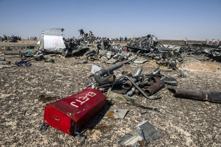 Mảnh vỡ của chiếc máy bay A321 của Nga tại Wadi al-Zolomat, Bán đảo Sinai, Ai Cập. Thảm họa hàng không tồi tệ nhất lịch sử nước Nga xảy ra hôm 31/10 khiến 224 người thiệt mạng.