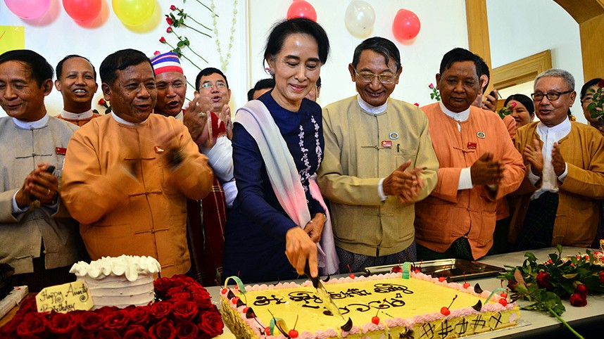 Bà Suu Kyi cắt bánh trong lễ mừng sinh nhật lần thứ 70 cùng các thành viên đảng NLD tại tòa nhà Quốc hội ở thủ đô Naypyidaw hôm 19/6