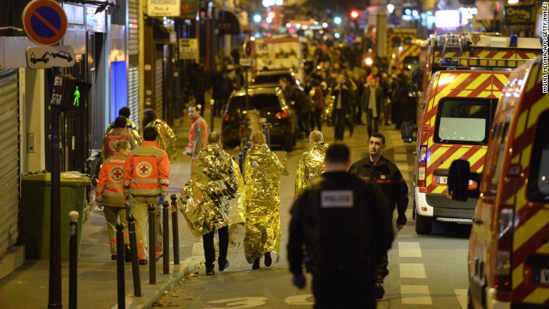 Người dân được sơ tán sau vụ khủng bố Paris tối ngày 13/11