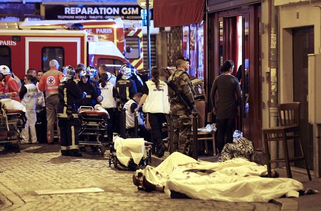 Cấp cứu người bị nạn trong vụ khủng bố đẫm máu ở Paris