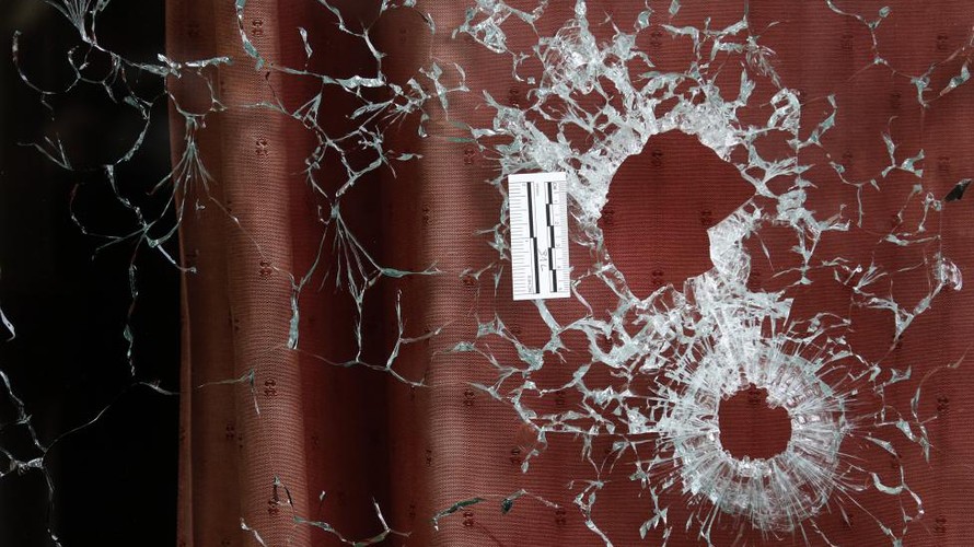 Đạn xuyên thủng kính một cửa hàng trong vụ khủng bố Paris