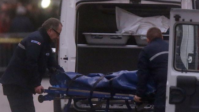 Một thi thể trong vụ đấu súng được đưa ra khỏi hiện trường