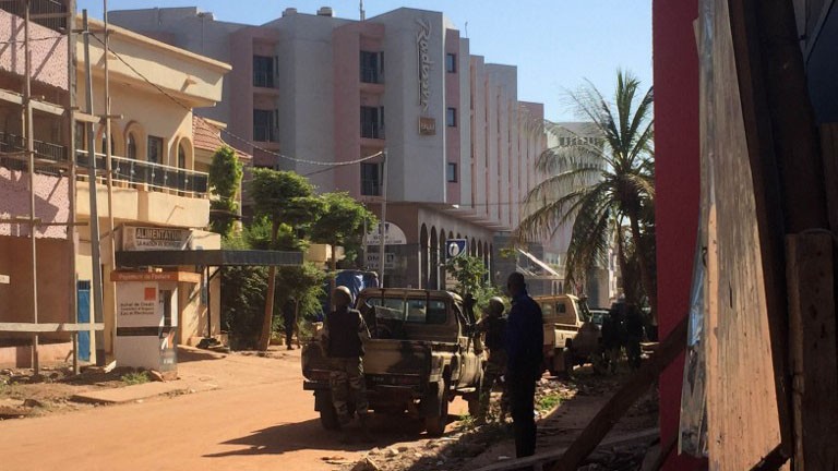 Bên ngoài khách sạn Radisson ở Mali, nơi các tay súng tấn công và bắt giữ con tin.