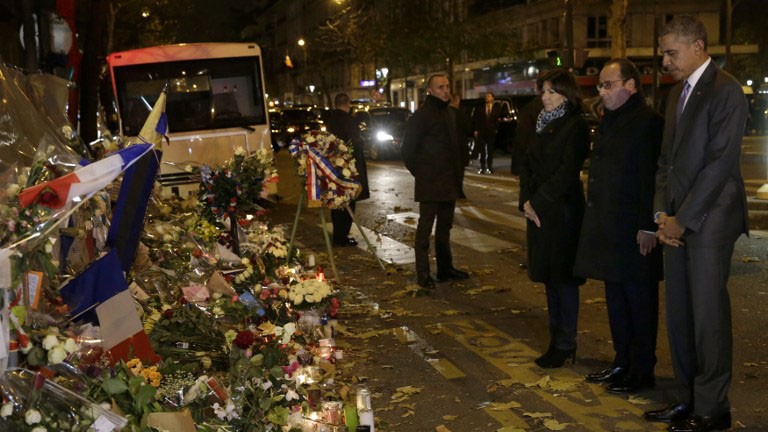 Tổng thống Mỹ Barack Obama tưởng niệm các nạn nhân vụ khủng bố hôm 13/11 tại Paris, Pháp