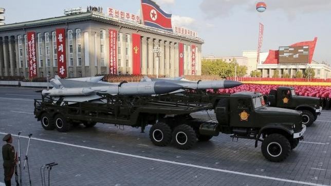 Tên lửa Triều Tiên diễu qua quảng trường Kim Nhật Thành ở Bình Nhưỡng