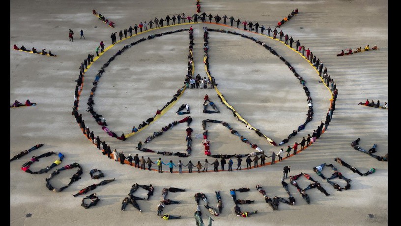 Người dân xếp hình biểu tượng "cầu nguyện cho Paris" cùng khẩu ngữ "100% tái chế được" ở Paris hôm 6/12 bên lề hội nghị biến đổi khí hậu COP21