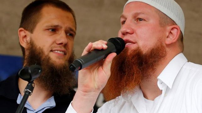 Giáo sỹ Hồi giáo Sven Lau (bên trái) tại Hội nghị Hòa bình Hồi giáo ở Frankfurt hôm 7/9/2013. 