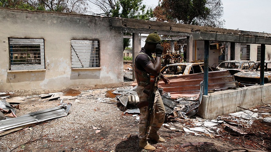 Nhóm khủng bố Boko Haram thường đến các ngôi làng, tàn sát người dân và đốt nhà