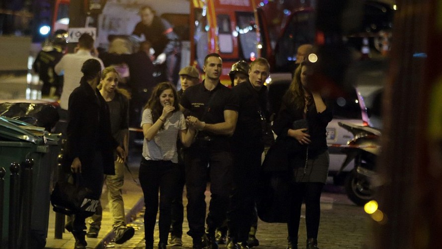 Nạn nhân vụ khủng bố Paris được cảnh sát giải cứu.