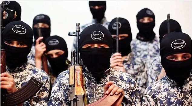Chiến binh nhí trong một video tuyên truyền của IS