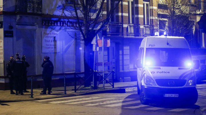 Cảnh sát Bỉ truy bắt nghi phạm vụ khủng bố Paris ở Molenbeek, Brussels hôm 30/12/2015
