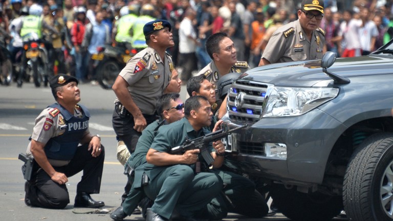 Cảnh sát Indonesia vào vị trí, đấu súng với nghi phạm khủng bố ở Jakarta. Ảnh: AFP