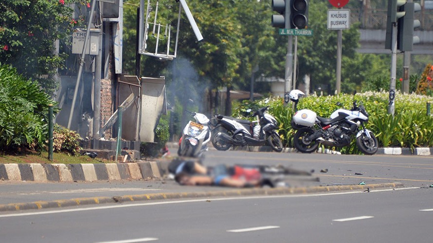 Thi thể nạn nhân nằm trên đường trong vụ khủng bố Jakarta