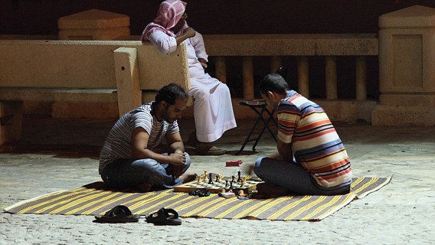 Hai người đàn ông đang chơi cờ ở Arab Saudi