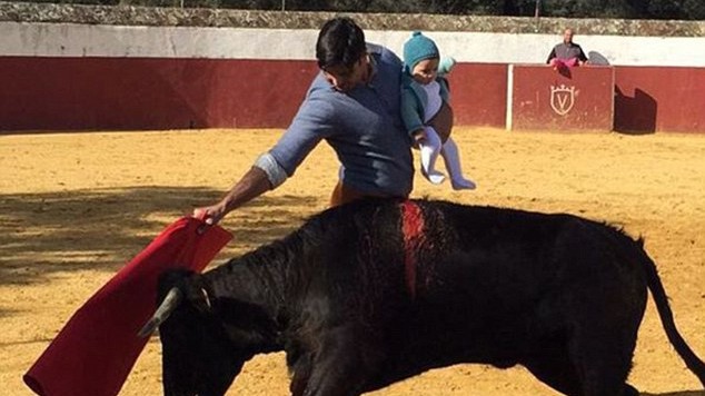Bức ảnh Francisco bế con gái 5 tháng tuổi ra đấu bò tót gây tranh cãi.