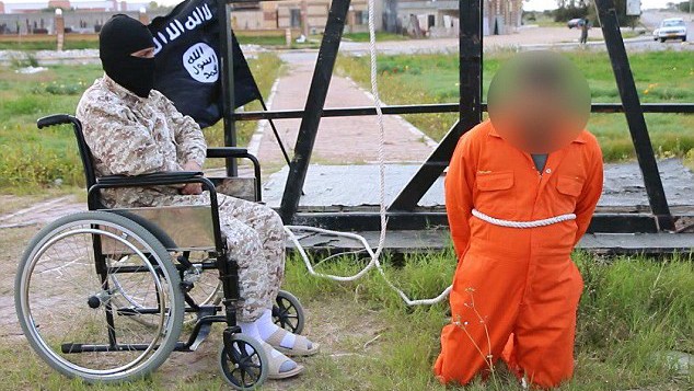Đao phủ IS ngồi xe lăn hành quyết con tin