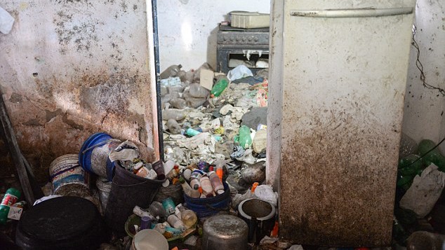 Ngôi nhà của một cư dân thị trấn Goiana ngập trong rác