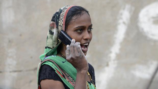 Một phụ nữ Ấn Độ đang dùng điện thoại di động