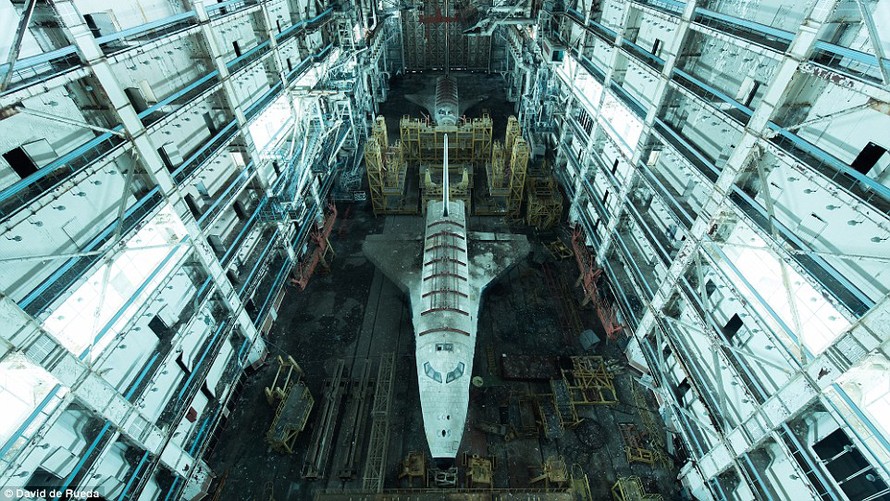 Những con tàu vũ trụ Buran Liên Xô nguyên mẫu nằm trong một khu bị bỏ hoang giữa sa mạc Kazakhstan từng là đỉnh cao về công nghệ của Liên Xô 