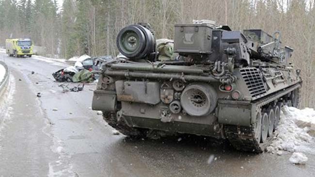 Chiếc xe tăng của NATO nghiền nát xe hơi khi đang trên đường đến địa điểm tập trận ở Na Uy.