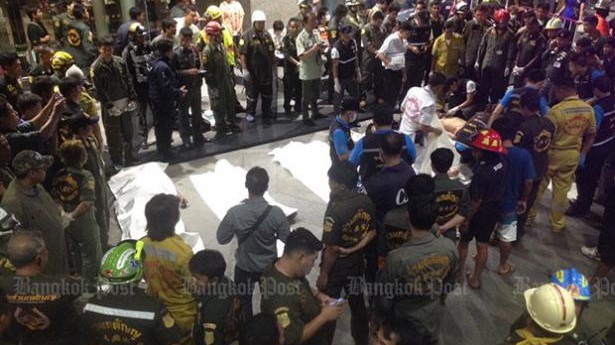 Thi thể các nạn nhân bên ngoài Ngân hàng Thương mại Siam. Ảnh. Bangkok Post