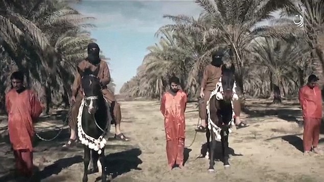 Các đao phủ IS cưỡi ngựa dắt theo tù binh.