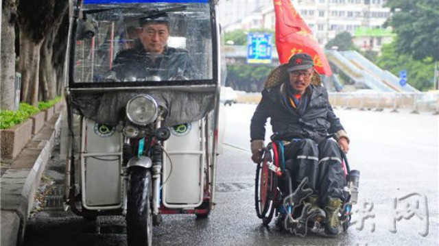 Anh Quan Peng đi xe lăn xuyên Trung Quốc