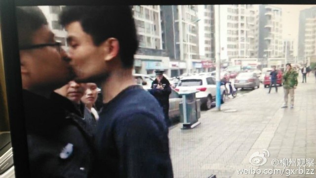 Chủ quán mì cưỡng hôn cảnh sát khi bị tịch thu đồ nghề