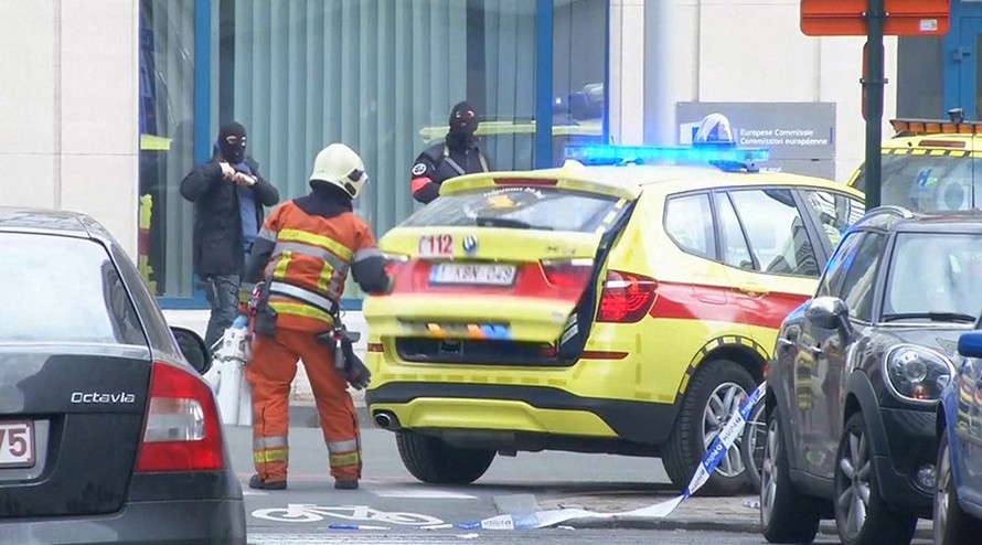 Lực lượng cứu hộ và an ninh tại một ga tàu ở Brussels, Bỉ sau vụ nổ.