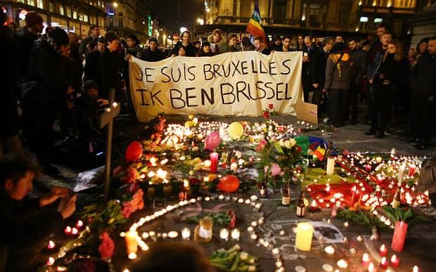 Hoa và nến tưởng niệm nạn nhân ở Brussels, Bỉ.