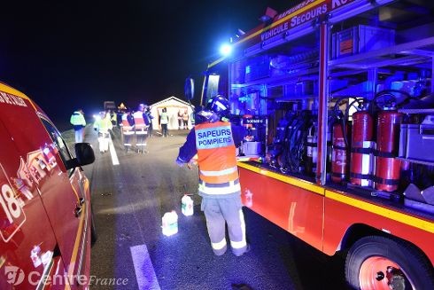Lực lượng cứu hộ tại hiện trường vụ tai nạn