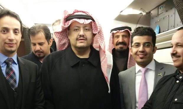 Hoàng tử Ả-rập Saudi Sultan bin Turki (giữa)