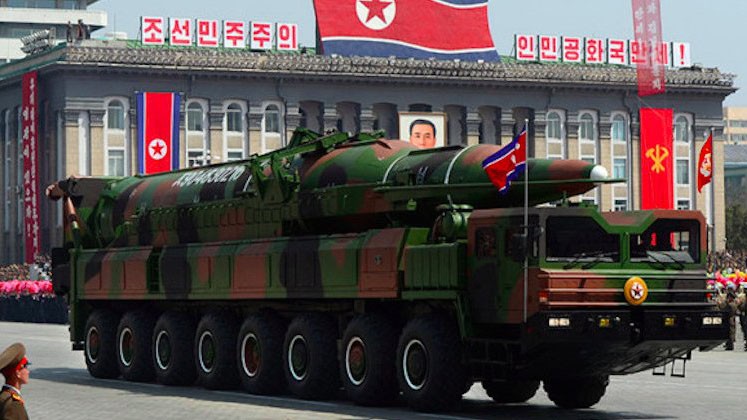 Tên lửa của quân đội Triều Tiên trong một cuộc duyệt binh.