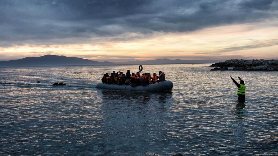 Một chiếc thuyền chở người di cư cập bến Mytilene, đảo Lesbos, Hy Lạp