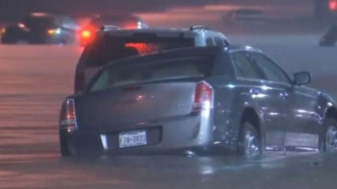 Chiếc xe ô tô chìm trong nước lũ ở Houston, Texas