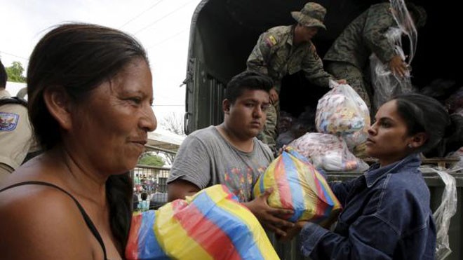 Nạn nhân động đất ở Ecuador nhận hàng cứu trợ